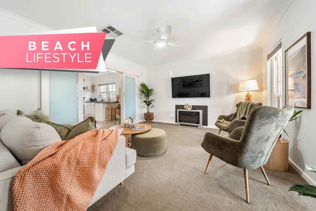 B&B Henley Beach South - Sage by the Sea - WiFi, BBQ, Beach, Art - Bed and Breakfast Henley Beach South