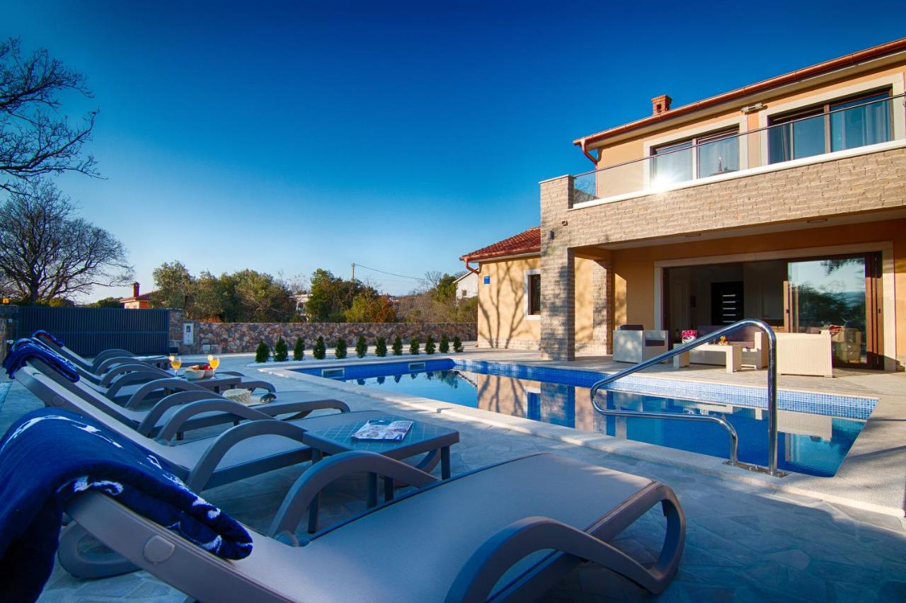 Modern villa with pool, sea view, near the sea and the beach - by Traveler tourist agency Krk ID 2168 - Chambres d'hôtes Pinezići