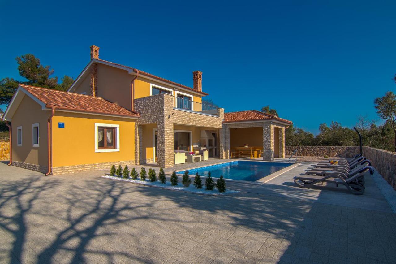Modern villa with pool, sea view, near the sea and the beach - by Traveler tourist agency Krk ID 2168 - Chambres d’hôtes
