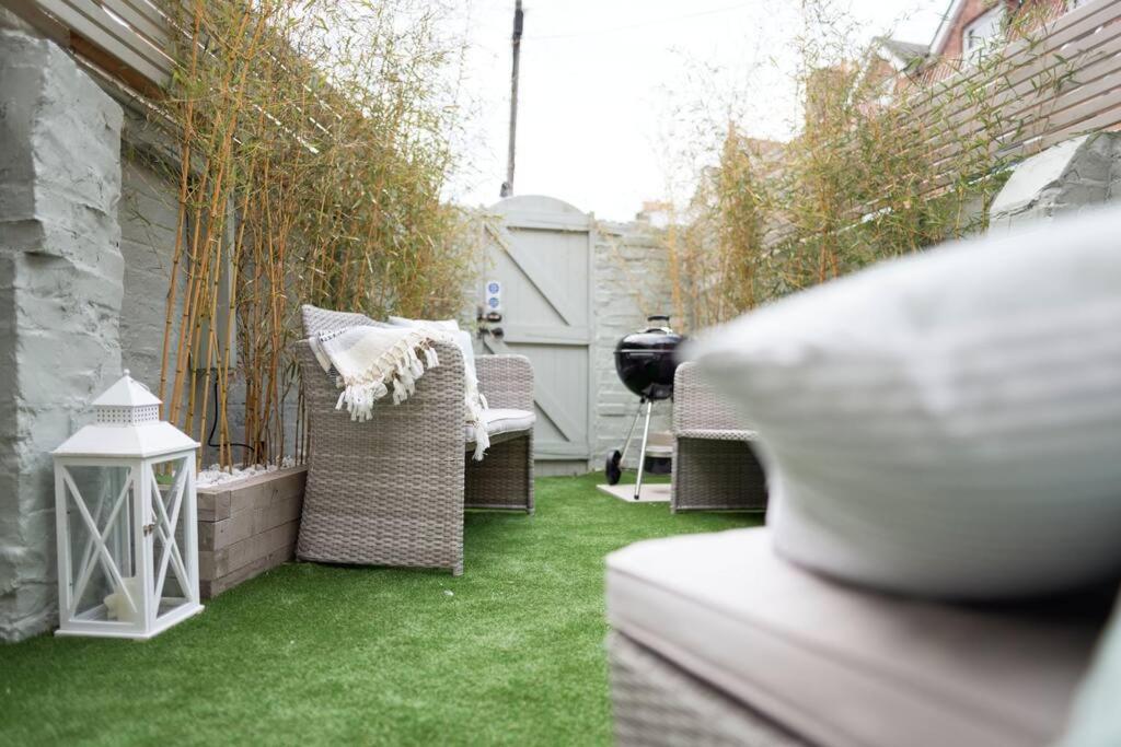 The Beach House Sleeps 20 & 4 mins to the beach - B&B