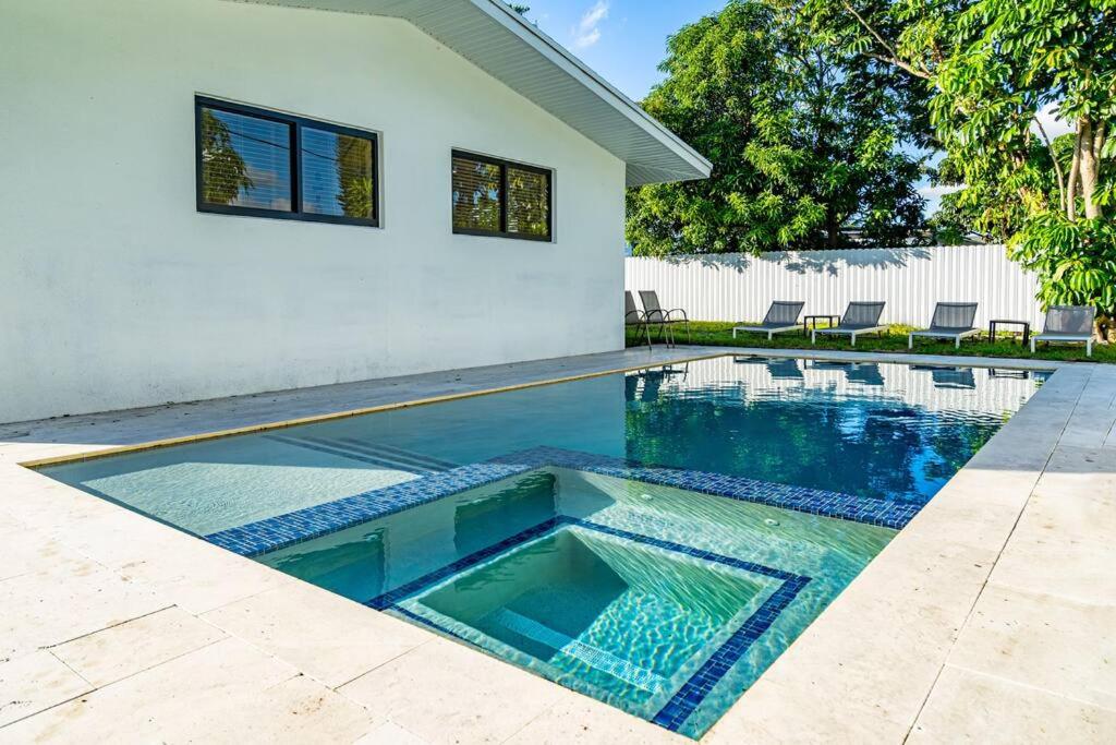 B&B Miami - Modern Home, Heated Pool Hot-Tub, 12min to Ocean - Bed and Breakfast Miami