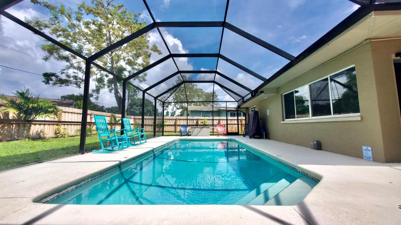 B&B Sarasota - Sarasota Oasis,Charming Home, Heated Saltwater Pool, Screened Pool Area, Private Fencing, Near Siesta Key & Crescent Beach - Bed and Breakfast Sarasota