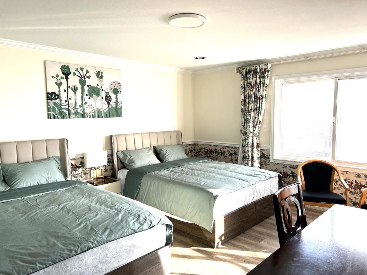 B&B Richmond - Master Bedroom with Two Queen Sized Bed - Bed and Breakfast Richmond