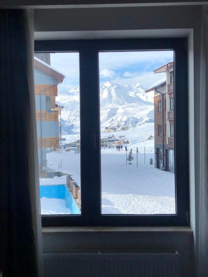 Apartment with Mountain View