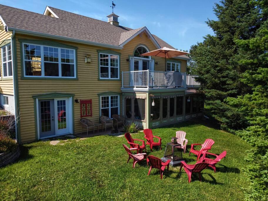 Stunning Waterfront Chalet A Lot Of Natural Light - Chambres d'hôtes Saint-Zénon