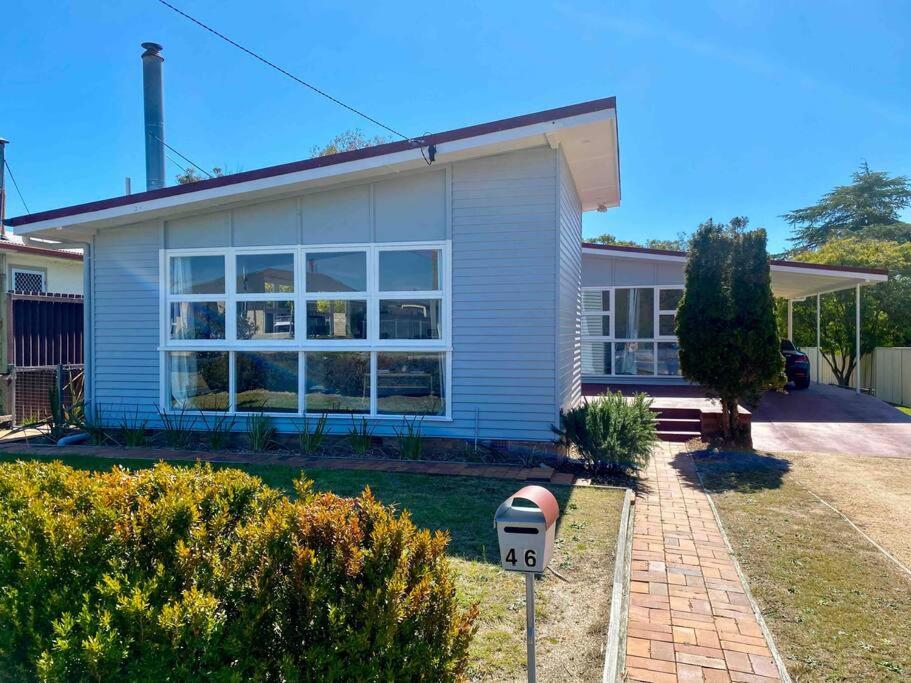 B&B Stanthorpe - Charming Mid Century Bungalow - Bed and Breakfast Stanthorpe