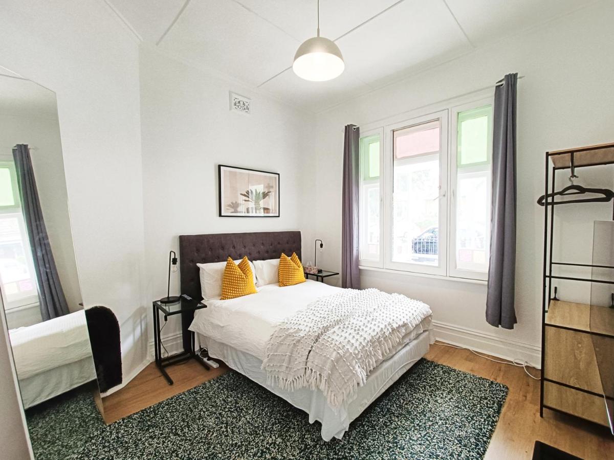 Stylish Queen Room 1Min Walk to Station 5Min to City 10Min to Airport - Chambres d'hôtes Sydney