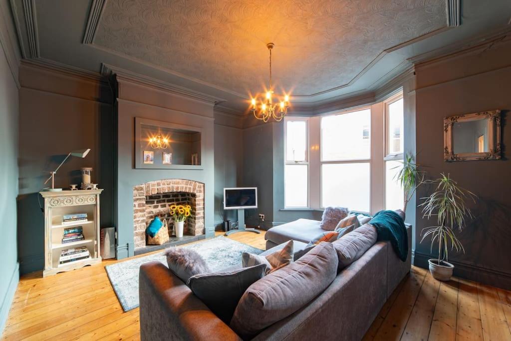 B&B Liverpool - Orange Rentals-Free Parking - 4-Bed home near Sefton Park - Bed and Breakfast Liverpool