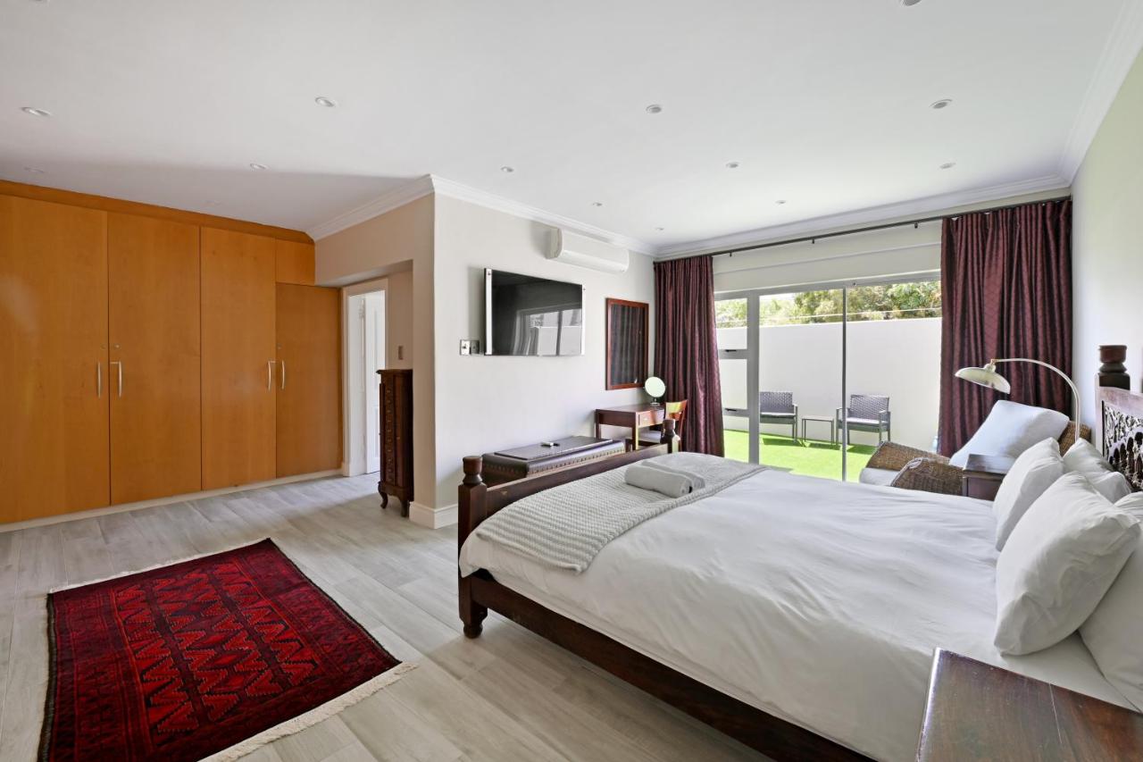 Elegant Camps Bay Villa with Pool 150m to Beach - B&B