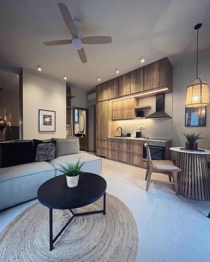 Luxurious wooden detail flat in city center - Bed and Breakfast Chalkis