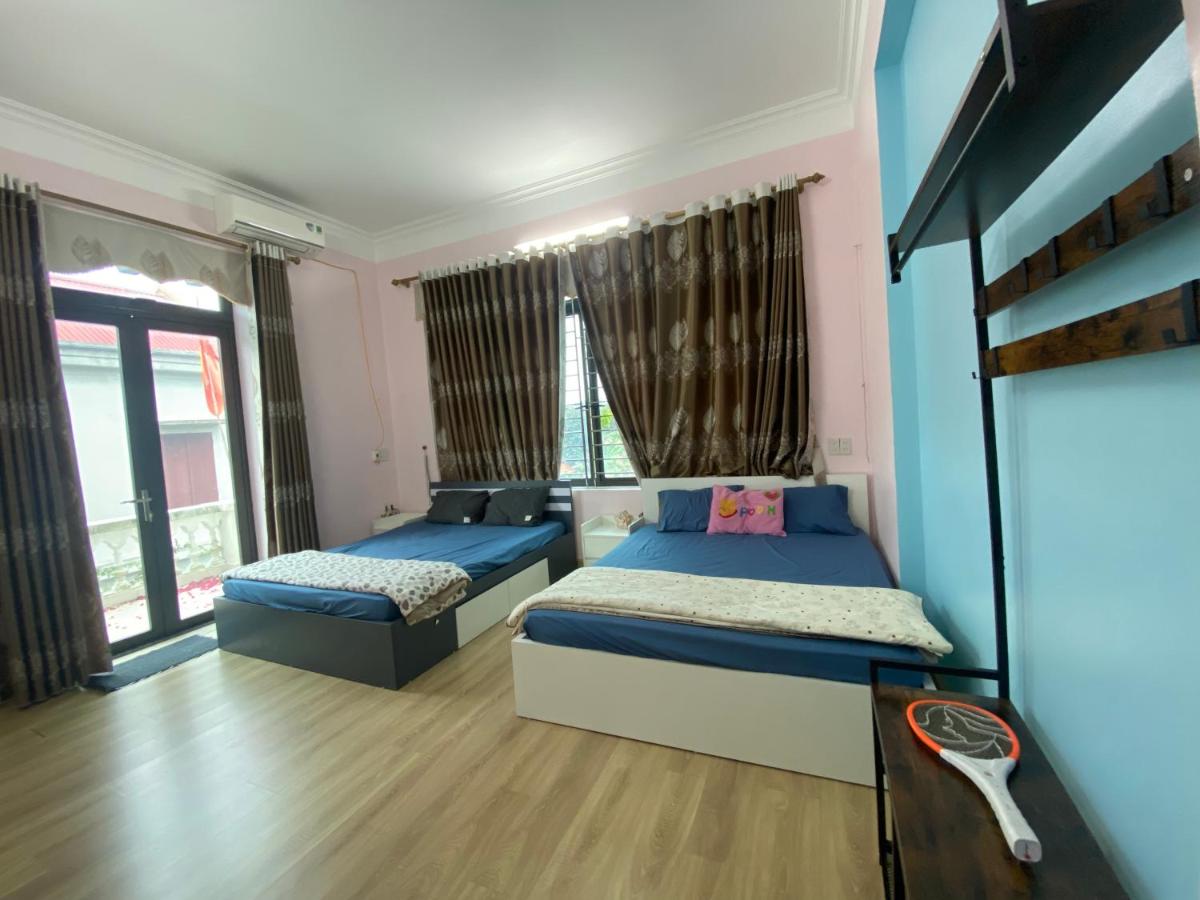 Habitación con cama extragrande y vistas al lago