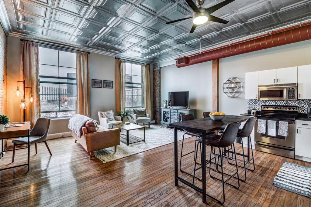 Good Vibes Loft - DT CLE Walk To All The Stadiums - Chambres d’hôtes