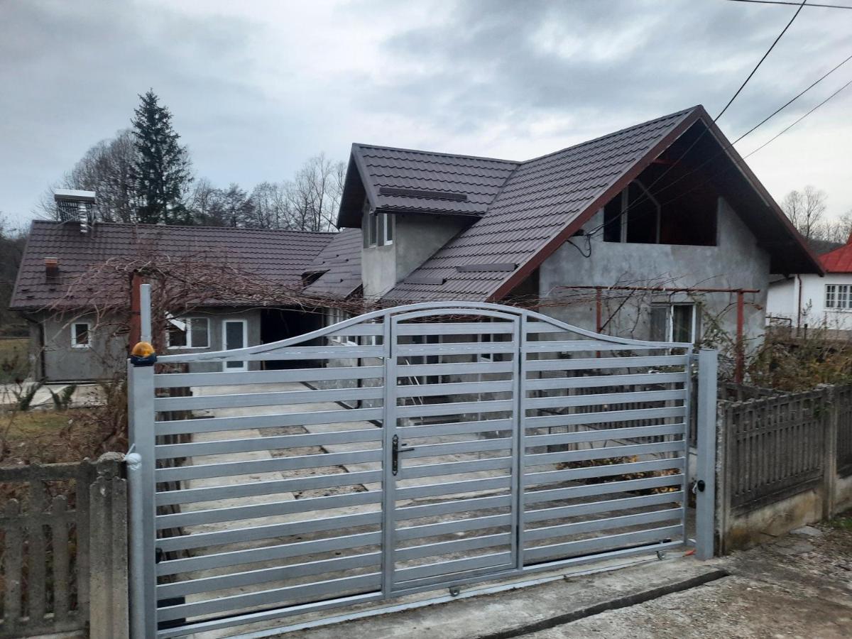 Casuta Bunicilor - Bed and Breakfast Pucioasa
