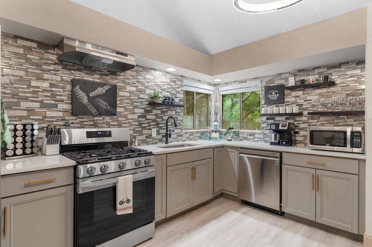 Good Vibes Roll - B&B Austin