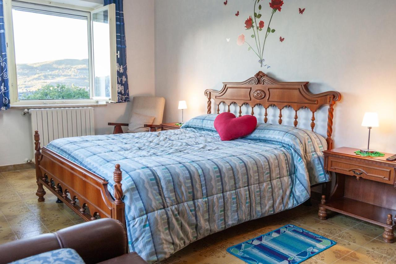 Habitación con cama extragrande y vistas a la montaña