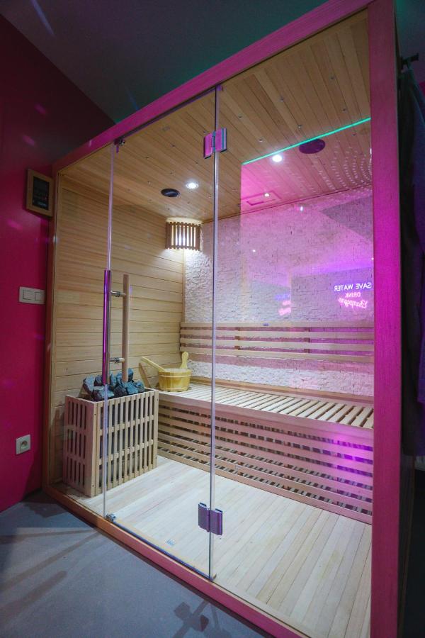 Capsule Boogie-Woogie - JACUZZI - SAUNA - BILLARD - JEUX - ECRAN GÉANT - FILET SUSPENDU - NETFLIX - B&B La Louvière