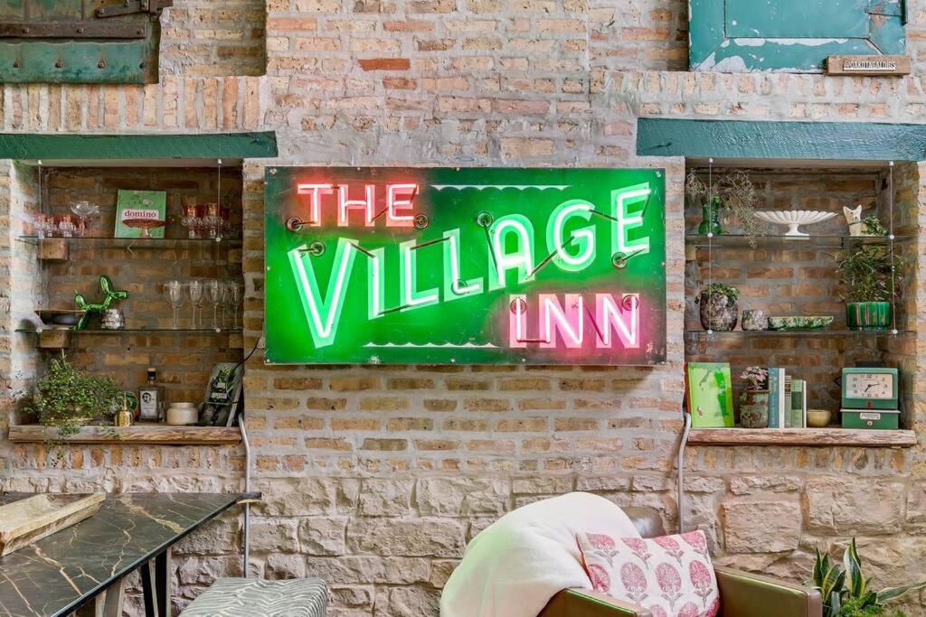 B&B Chicago - The Village Inn by Dakota Gal Digs - Bed and Breakfast Chicago