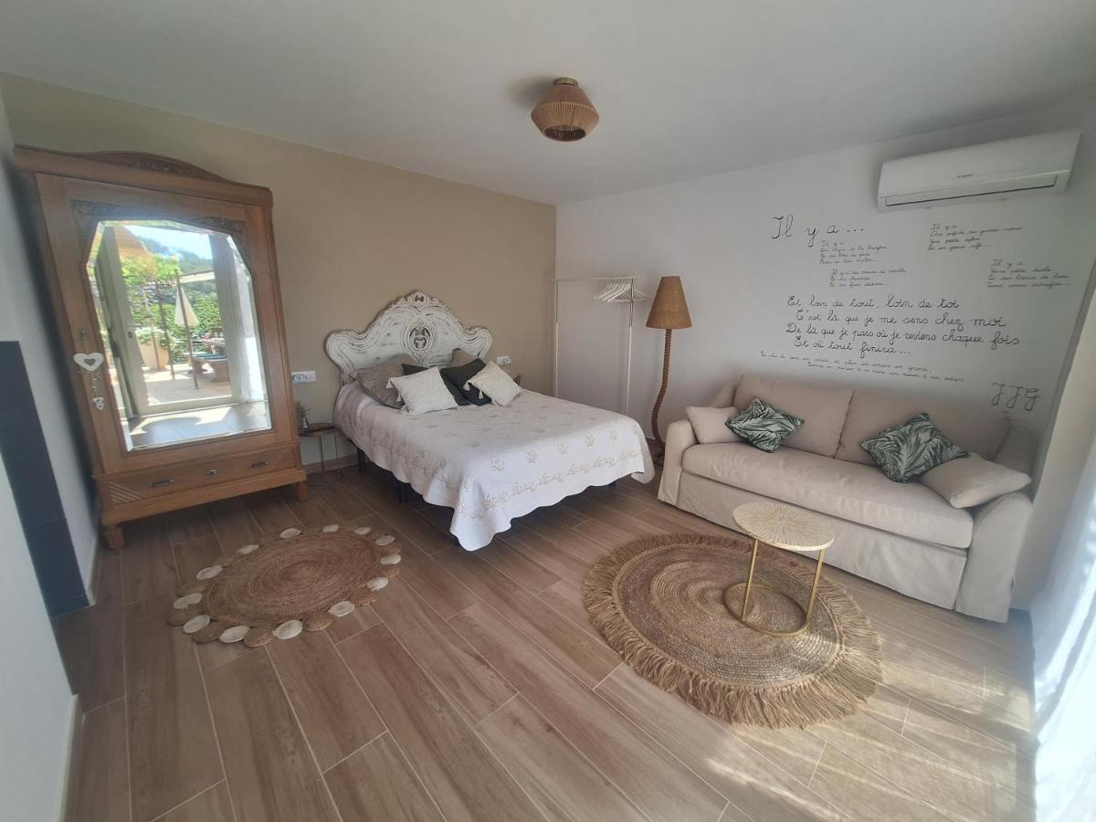 Deluxe Double Room (2 Adults + 1 Child)