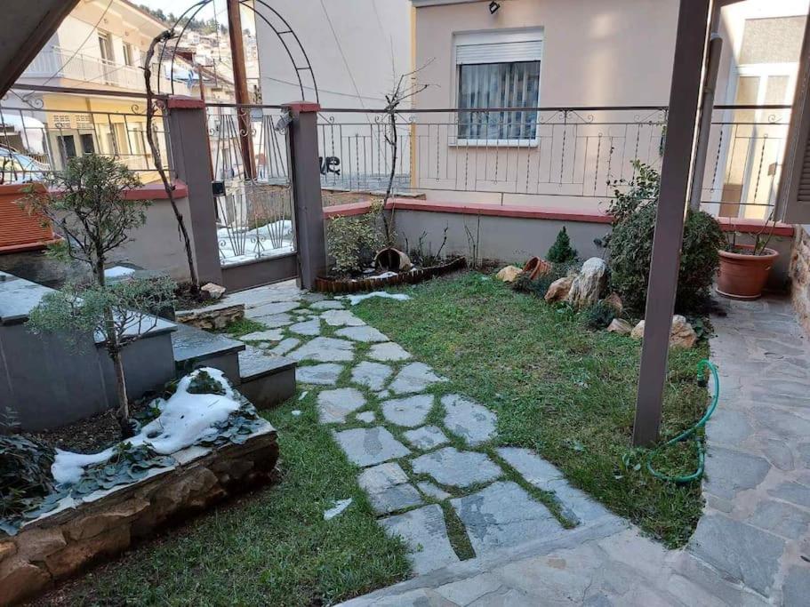 Ισόγειο διαμέρισμα με κήπο. Special design! - Ferienwohnung