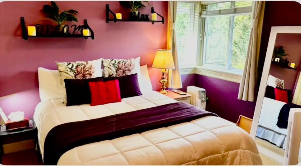 B&B Surrey - Spacious & Comfortable, Private Queen Room & Bath in West Cloverdale - Bed and Breakfast Surrey