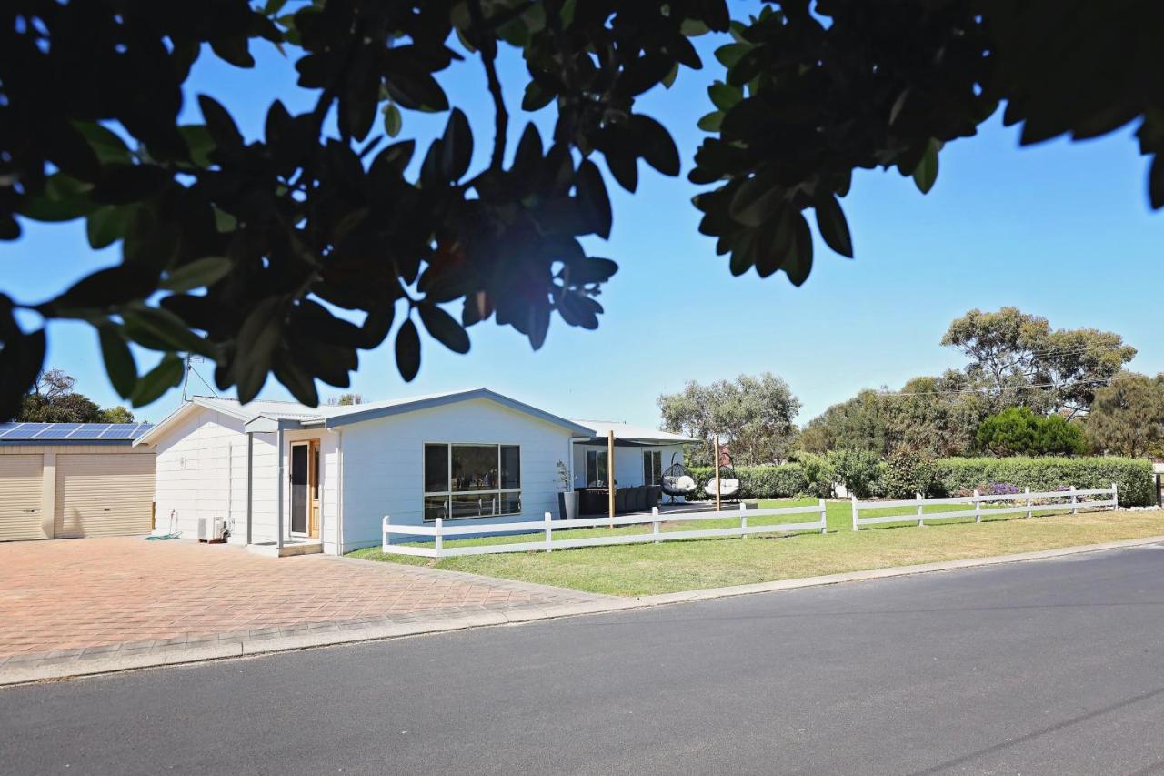 Town Central on Ryan 100m to beach and Main Street - B&B Robe