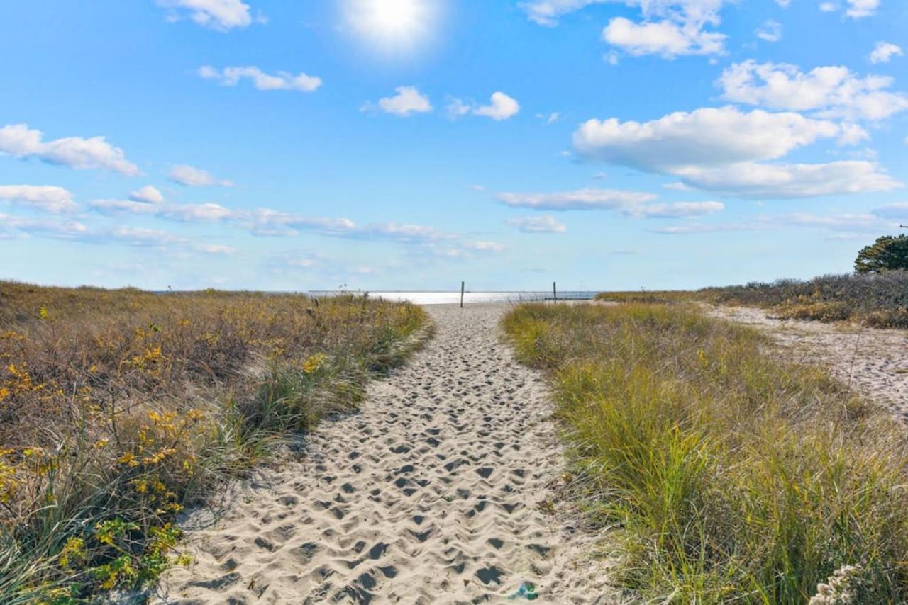 Cozy Spacious Home Walk to the Beach and 1 Mile to Downtown Hyannis - Chambres d'hôtes Barnstable