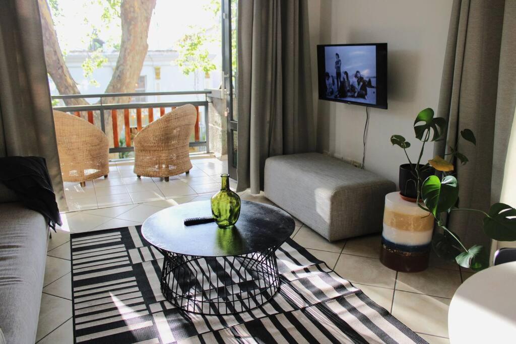 B&B Stellenbosch - Contemporary Central Apartment by ARPA Hospitalities - Bed and Breakfast Stellenbosch