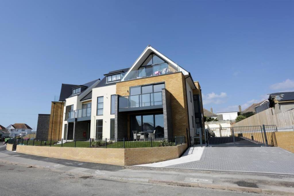 MERAKI 4 by BOURNECOAST - A Modern Apartment with a Patio and Parking - Sea Glimpses - FM8413 - Chambres d'hôtes Bournemouth
