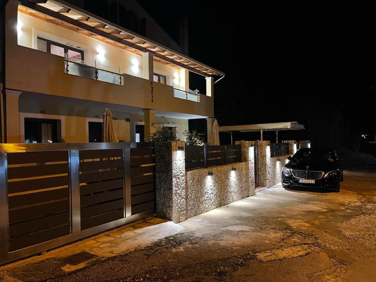 Natashas Apartments - Bed and Breakfast Ipsos