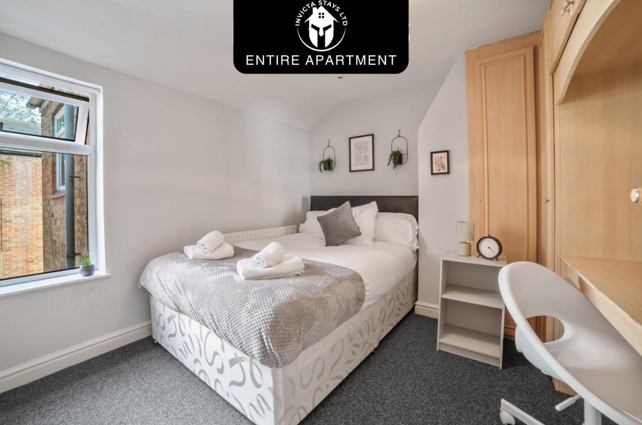Last-Minute Reserve l Exclusive Deal on 3 Bed Flat in City Centre l Sleeps 6 l Free WIFI & Parking l Desks & Netflix l Invicta Stays Short Lets - B&B