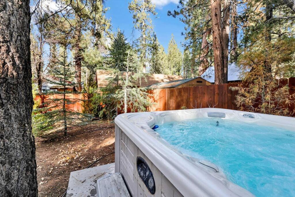 Bear Paw Cottage~ Hot Tub~ Resort Base Camp Cottage~ - B&B