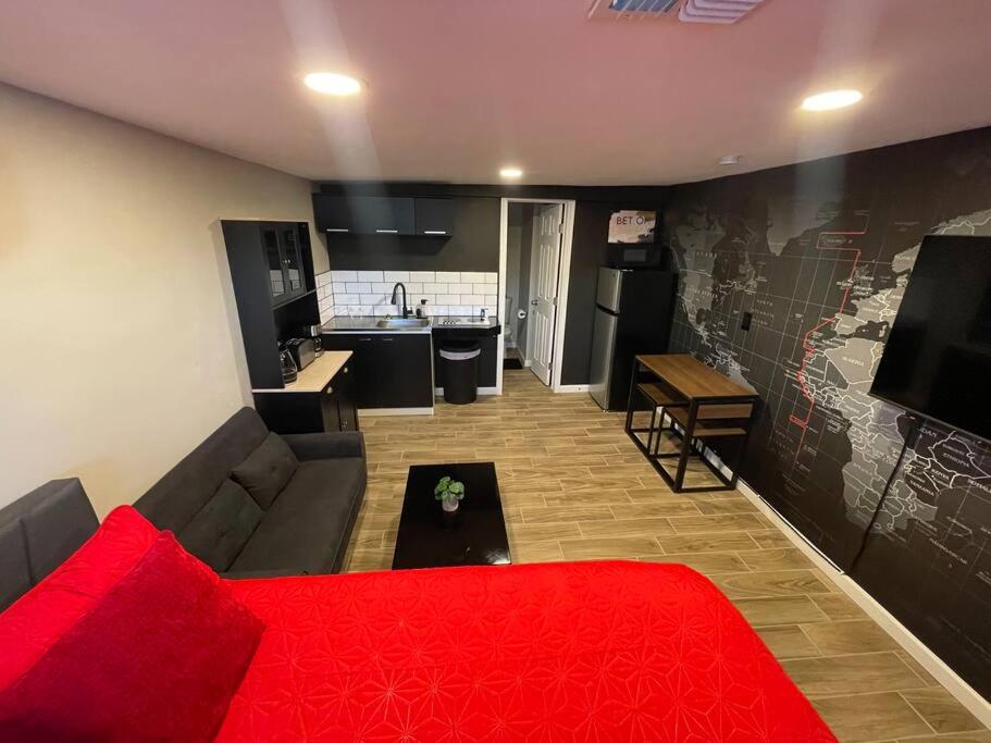 B&B Phoenix - New Midtown Modern Studio With Backyard (Unit B) - Bed and Breakfast Phoenix