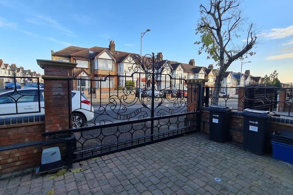 Luxury London House Sleeps x 16, Free Parking, Free Wifi, Garden Patio, Close to tube line easy access to Central London - Chambres d'hôtes Ilford