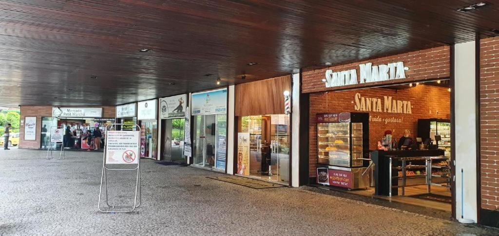 Lindo apto de 2 quartos e 2 banheiros sociais no Barramares com comércio próximo, piscina aquecida, quadras, parquinhos, brinquedoteca, empréstimo de cadeiras e barracas de praia, condomínio em frente à praia, apartamento limpíssimo, equipado, tudo novo - B&B Rio de Janeiro