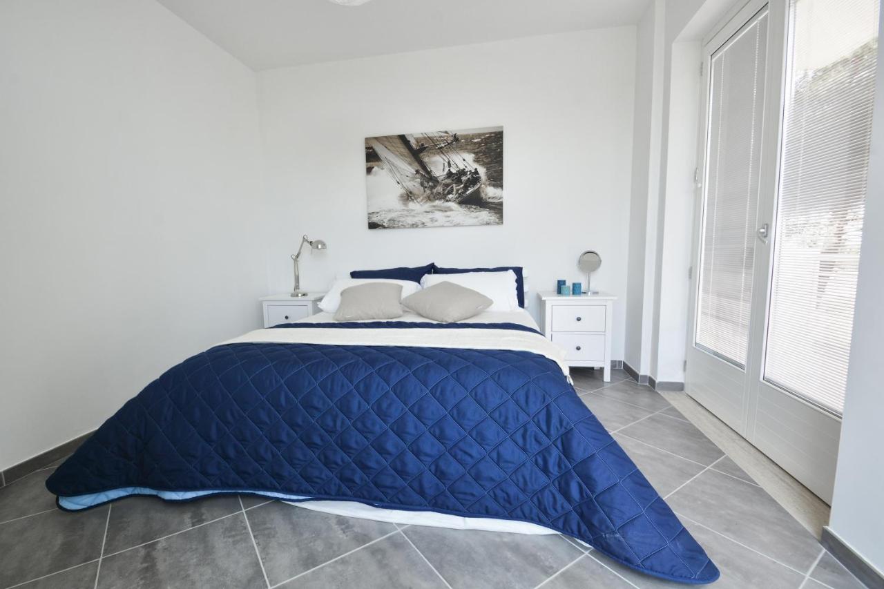 One-Bedroom Apartment with Balcony