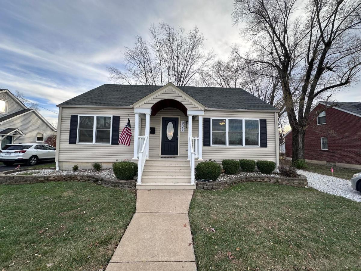 Renovated House for 14 in Wentzville MO - Ferienwohnung