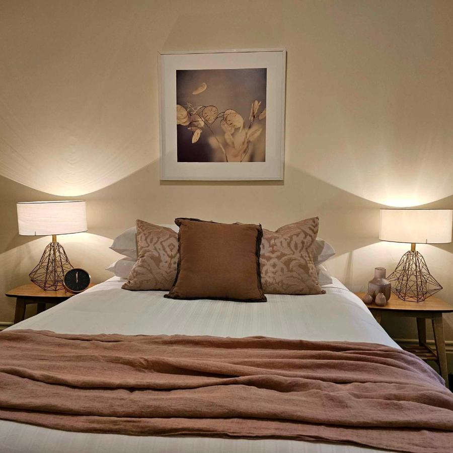 B&B Bendigo - Cobb & CoHouse -Luxury Large Home BendigoCBD - Bed and Breakfast Bendigo