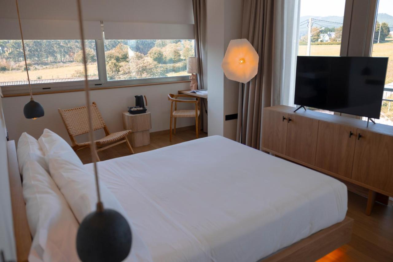 Deluxe Double Room with Side Sea View