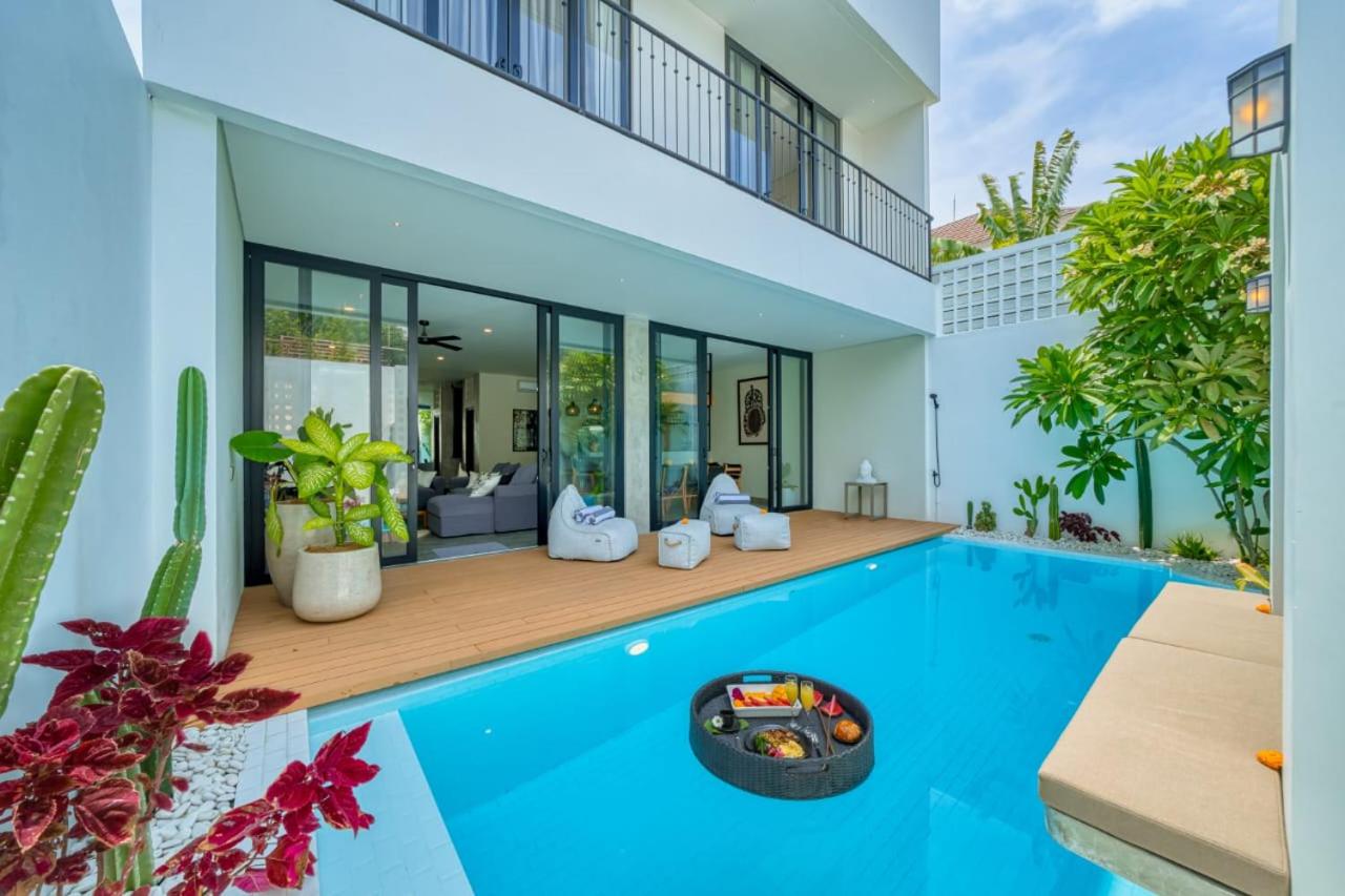 650m to Perenenan beach! Lux 4bd villa with rooftop - B&B Canggu