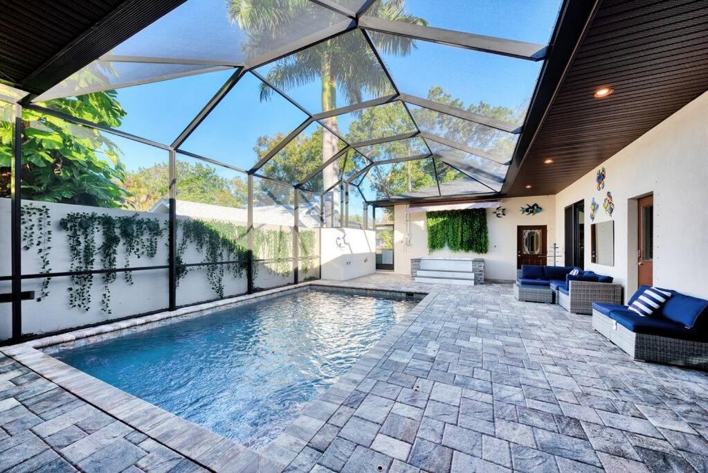 Courtyard Home with Pool, Spa & Sauna close to Beach & City Center - Chambres d'hôtes Sarasota