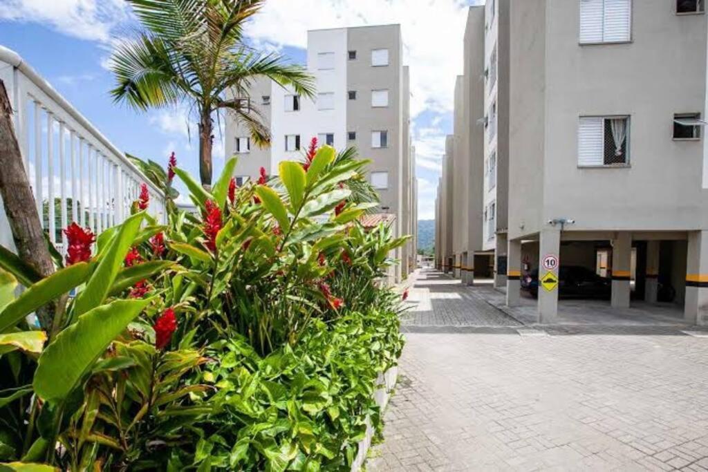 Apto em Ubatuba divisa com a Praia de Itagua e facil acesso as praias fica ao lado do Atacado Tenda da rodovia Rio Santos - B&B