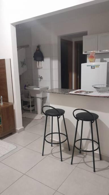 Apto em Ubatuba divisa com a Praia de Itagua e facil acesso as praias fica ao lado do Atacado Tenda na rodovia Rio Santos - Chambres d'hôtes Ubatuba