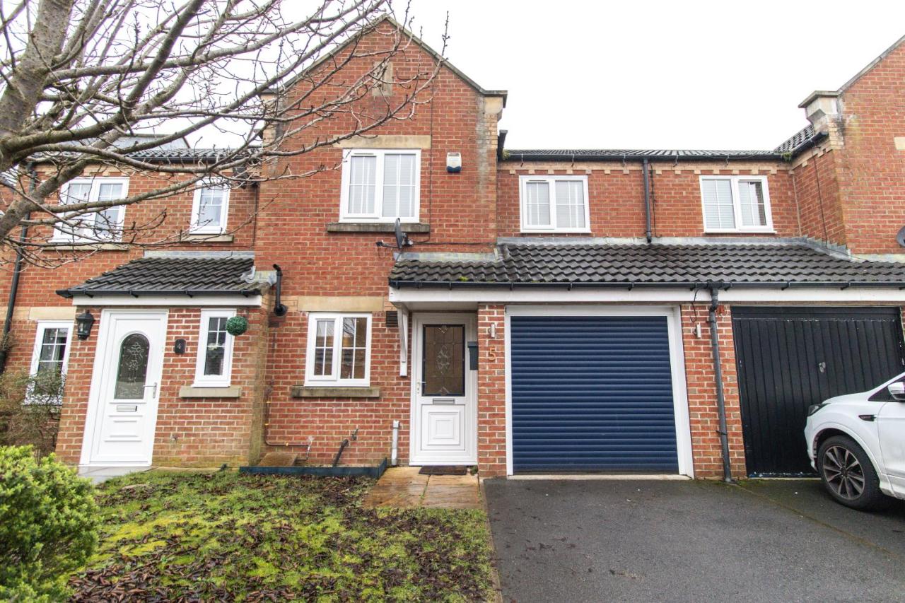 Dwellcome Home Ltd 3 Double Bedroom House, Private Estate, Driveway Parking, Fast WIFI, Ideal for Long Term Contractor, etc Stays, 3 miles 7 mins drive to Nissan, 15 mins to Sunderland Newcastle, Regular Housekeeping Options - See Our Site for Assurance - B&B The Boldons