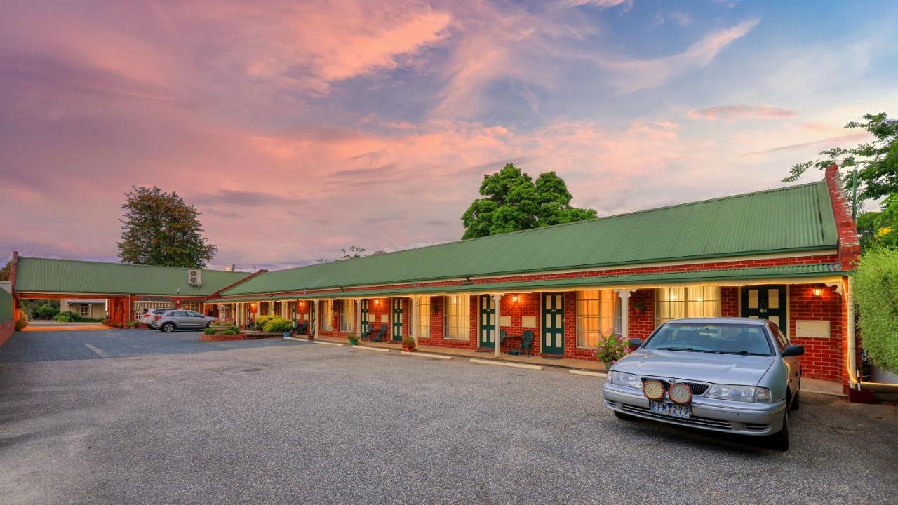 B&B Tumut - Elms Motor Inn - Bed and Breakfast Tumut