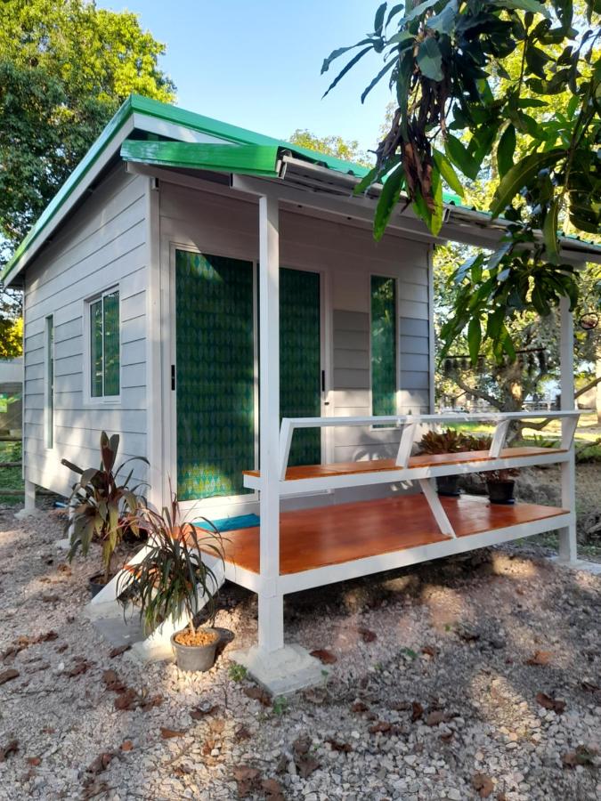 Habitación con cama grande y vistas al jardín