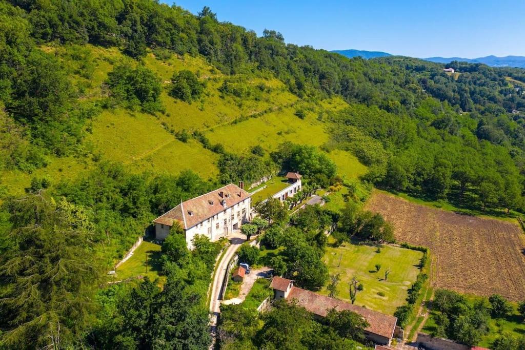 Gîte de groupe de caractère 12-14 pers avec jacuzzi - Ancien domaine de Chartreux - Chambres d'hôtes Tullins