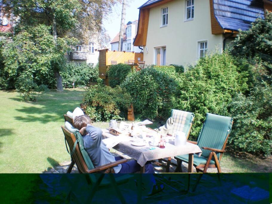 B&B Berlino - Town-Villa, Apartment, living room with big Sofa bed , 2 bedroom, 1kitchen, 1bathroom, 1 office, 1 garden - Bed and Breakfast Berlino