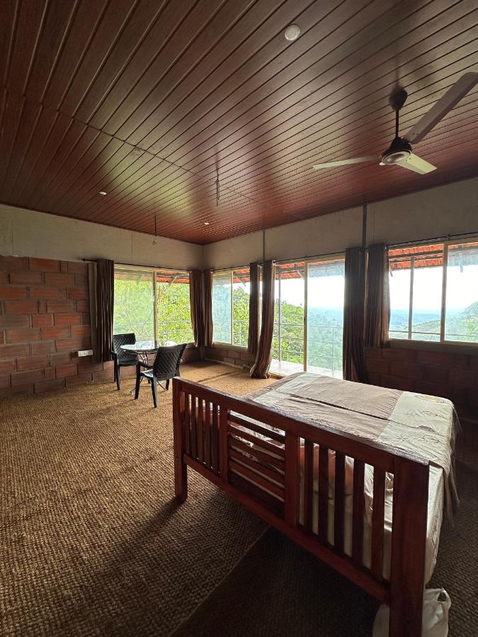 Zimmer mit Kingsize-Bett und Balkon
