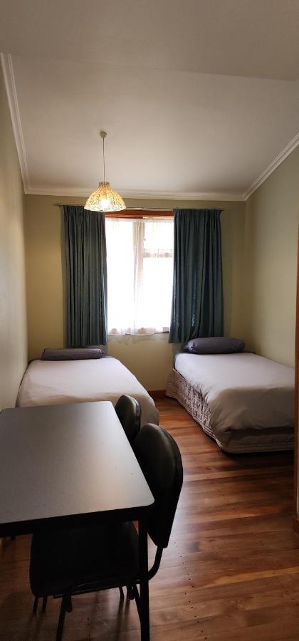 Chambre Lits Jumeaux avec Salle de Bains Commune