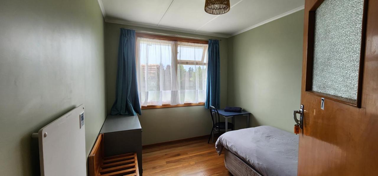 Chambre Simple avec Toilettes et Douche Communes